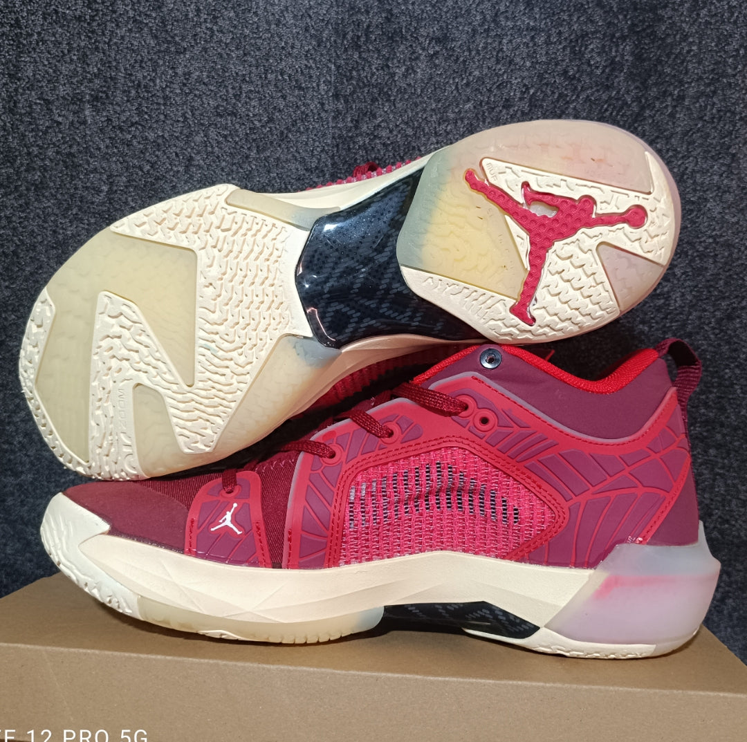 Zapatilla Air Jordan Low basquetera rojo guinda mujer