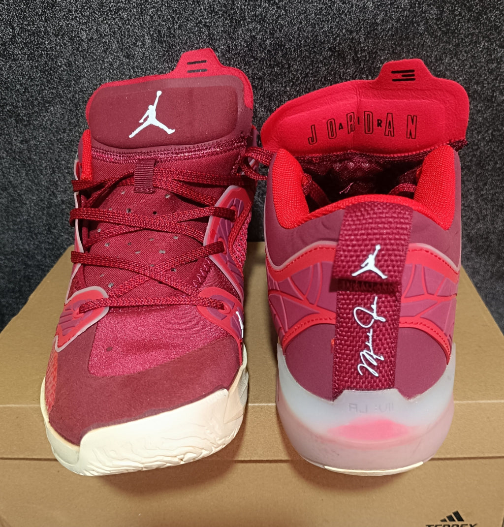 Zapatilla Air Jordan Low basquetera rojo guinda mujer