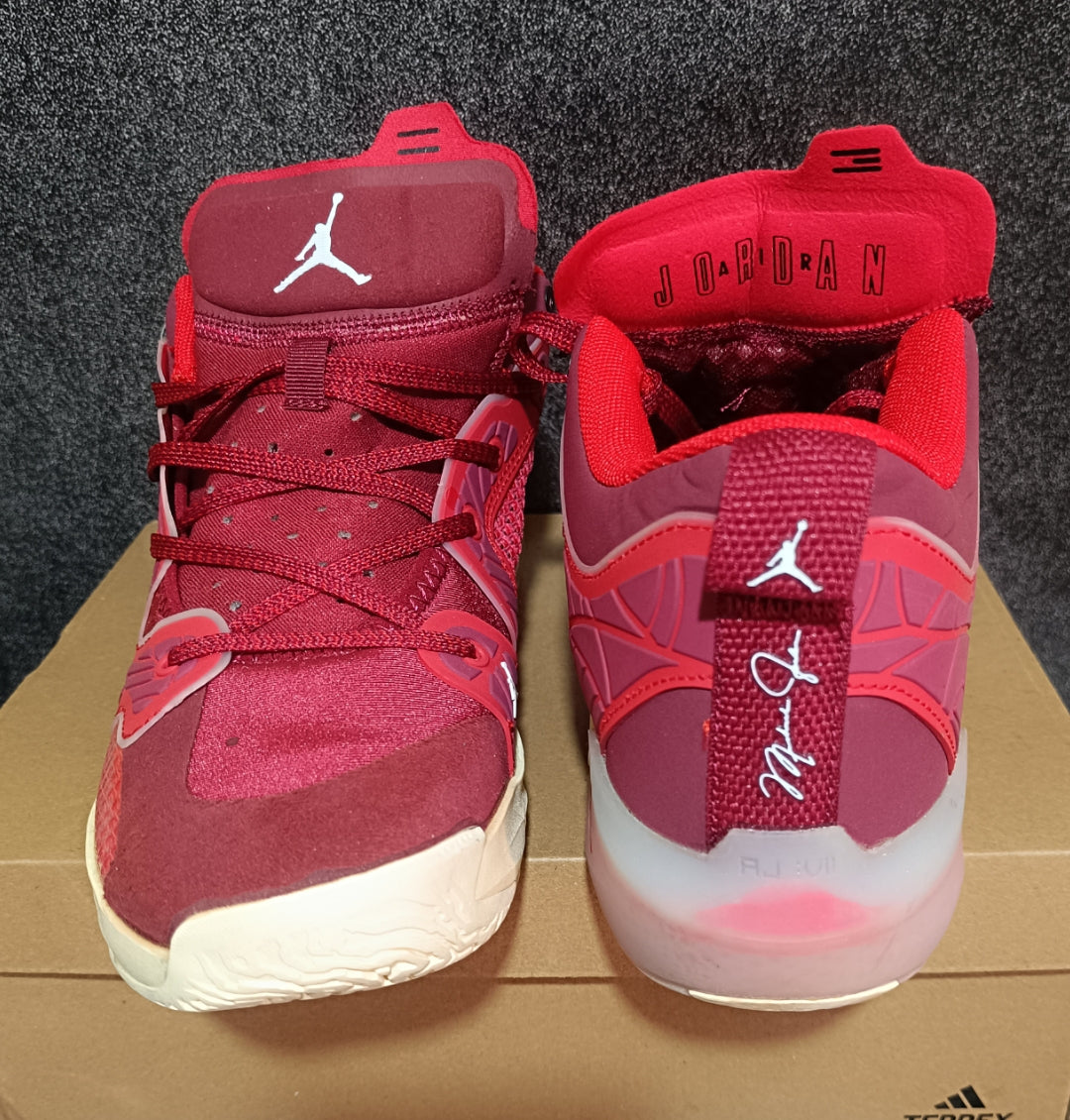 Zapatilla Air Jordan Low basquetera rojo guinda mujer