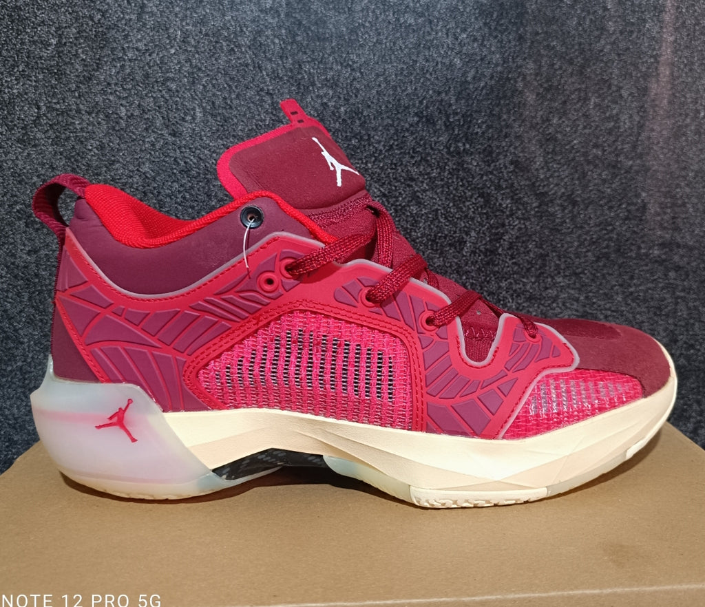 Zapatilla Air Jordan Low basquetera rojo guinda mujer