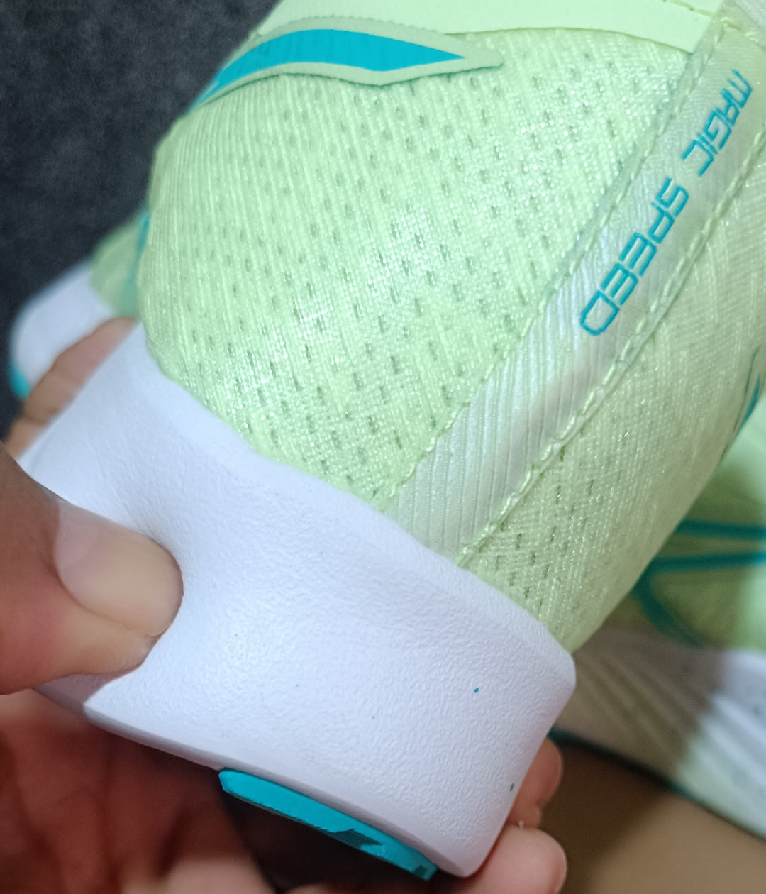 Zapatilla Asics Magic Speed de espuma ligera para dama