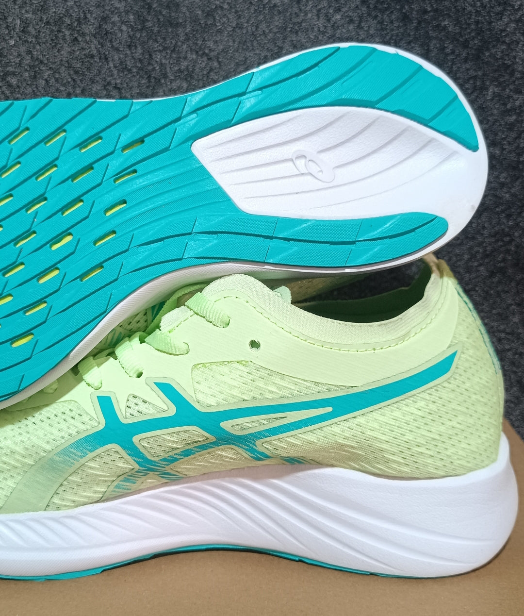 Zapatilla Asics Magic Speed de espuma ligera para dama