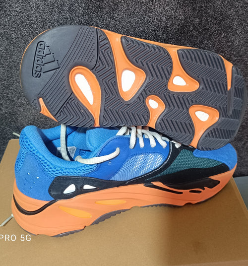 Adidas Yeezy Boost 700 en azul
