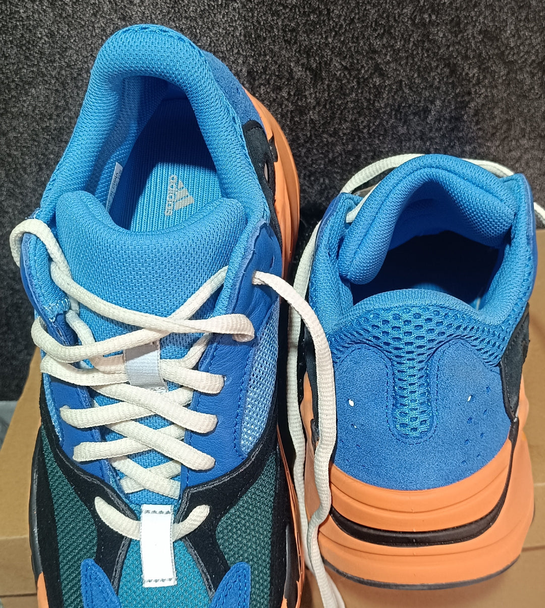 Adidas Yeezy Boost 700 en azul