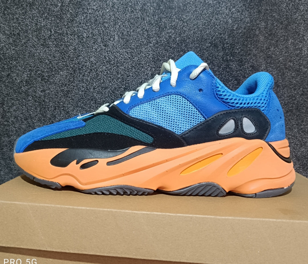 Adidas Yeezy Boost 700 en azul