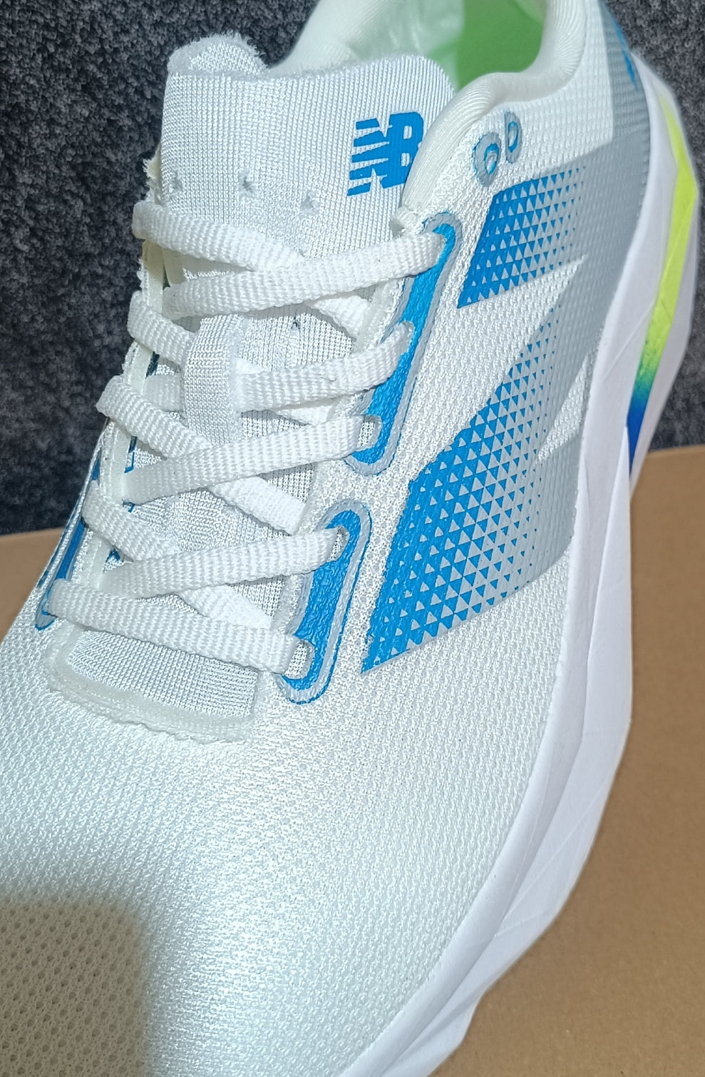 Zapatilla New Balance Fuelcell V4